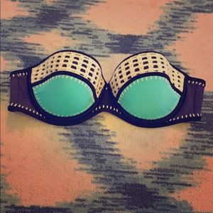 32D Victoria Secret Strapless bikini top